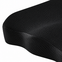 Détail du revêtement noir en maille et du bord du coussin — visuel retouché