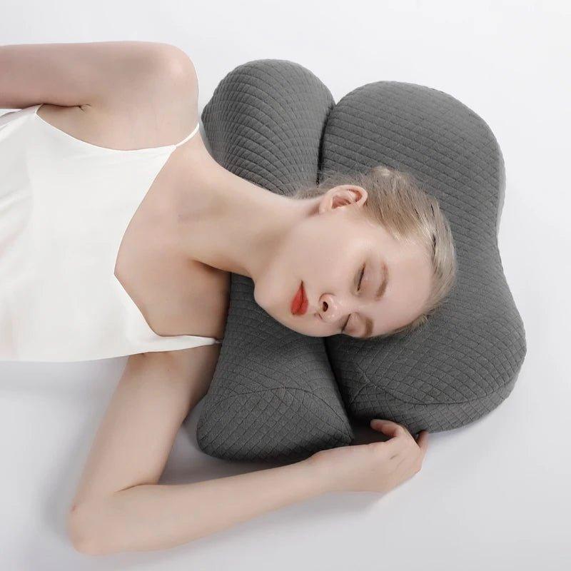 Personne allongée sur un grand coussin gris à ailes avec illustration colorée superposée au niveau du cou