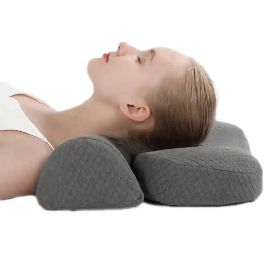 Personne couchée sur le côté sur un grand coussin gris à ailes latérales
