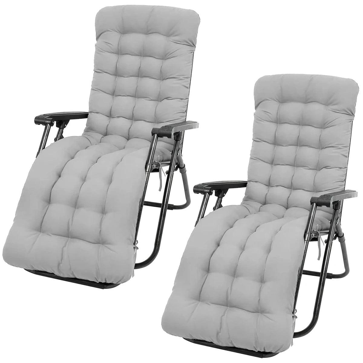 Deux fauteuils inclinables noirs équipés de longs coussins matelassés gris