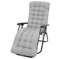 Long coussin matelassé gris fixé à un fauteuil inclinable noir sur fond blanc