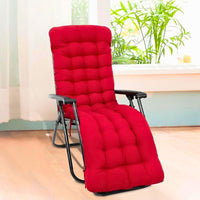 Coussin matelassé rouge installé sur un fauteuil inclinable noir devant une fenêtre