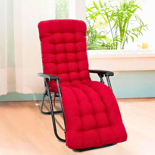 Coussin matelassé rouge installé sur un fauteuil inclinable noir devant une fenêtre
