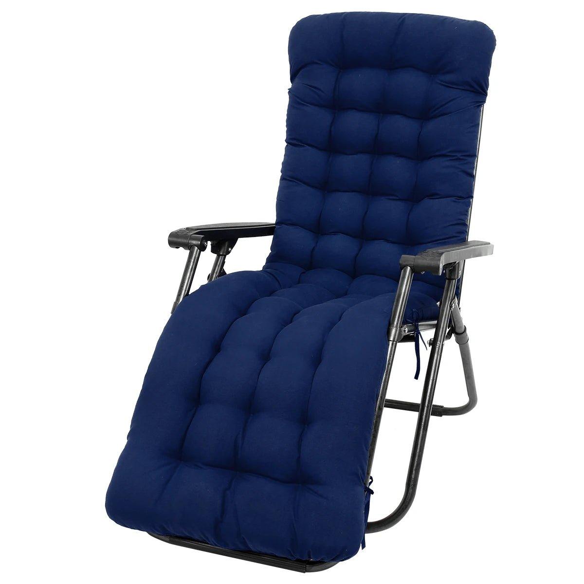 Long coussin matelassé bleu fixé à un fauteuil inclinable noir sur fond blanc