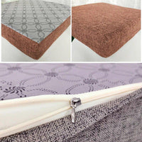 Dessous imprimé et fermeture à glissière visibles sur un coussin carré café