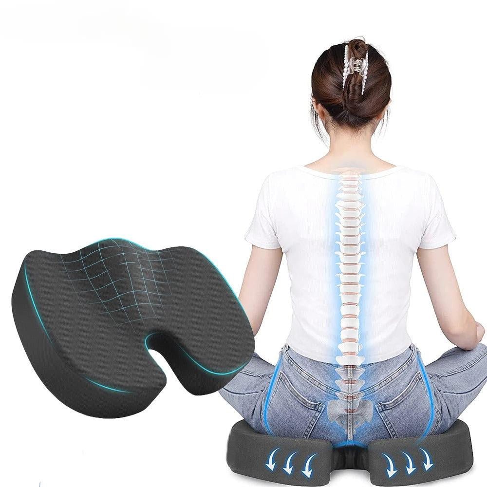 Personne assise avec illustration anatomique superposée, coussin noir en médaillon et flèches bleues