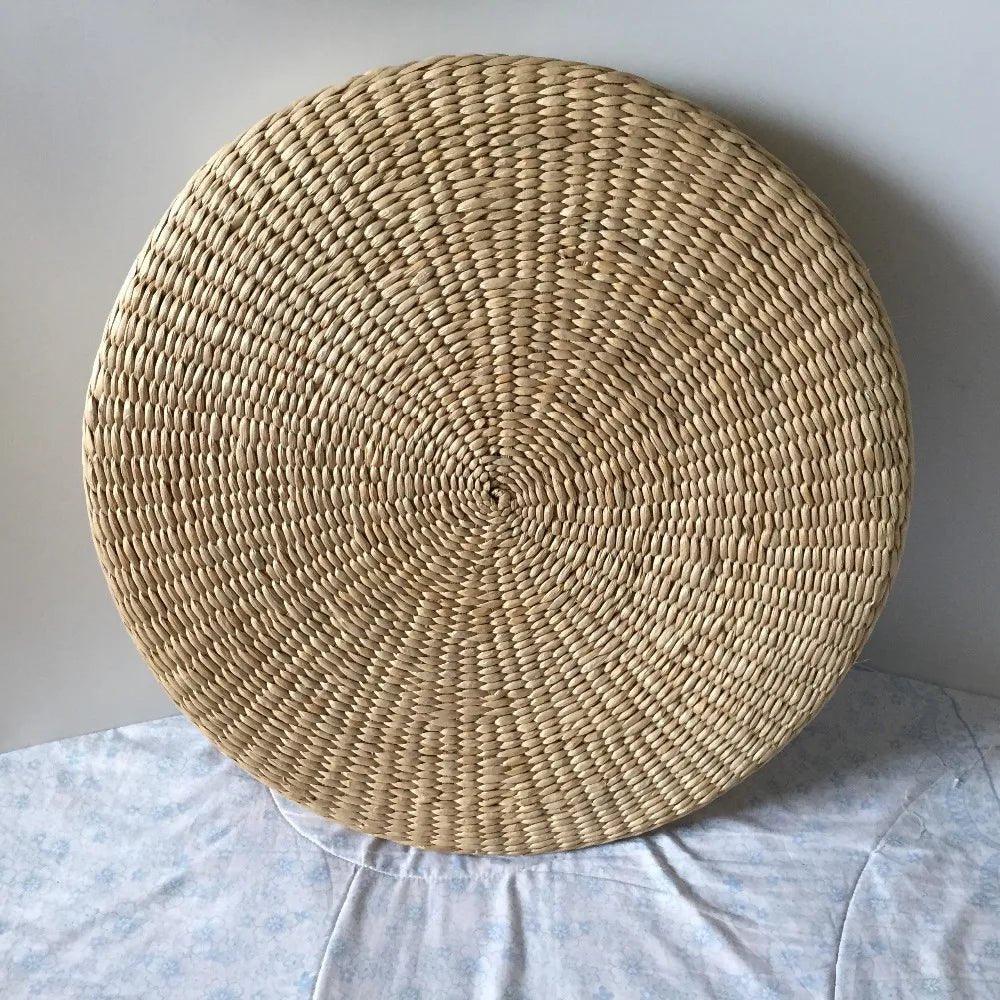 Coussin de sol rond utilisé comme assise basse