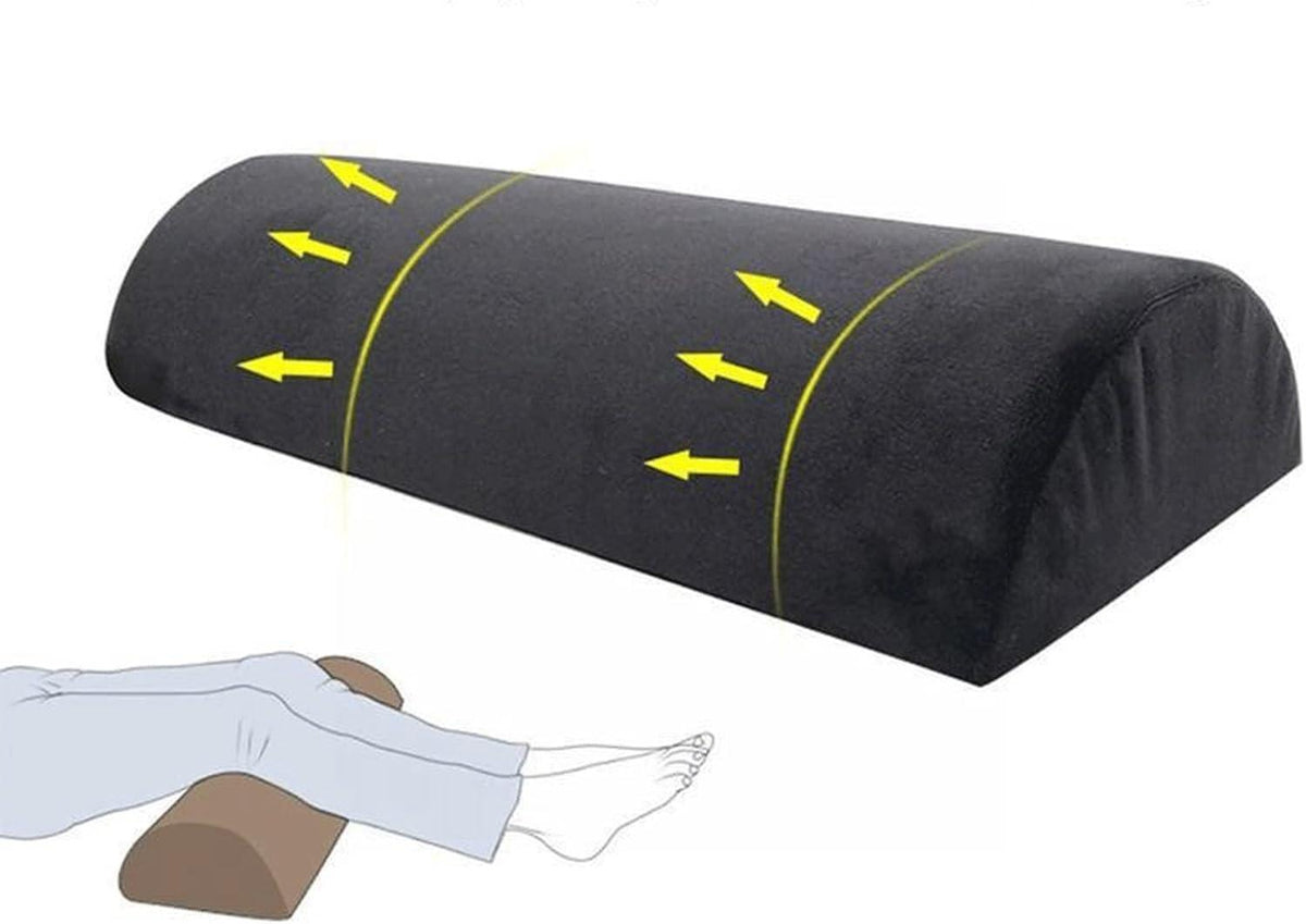 Coussin demi-lune noir et illustration d'un usage sous les jambes