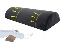 Coussin demi-lune noir et illustration d'un usage sous les jambes