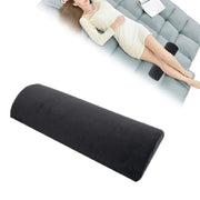Coussin demi-lune noir présenté sous les genoux d'une personne allongée