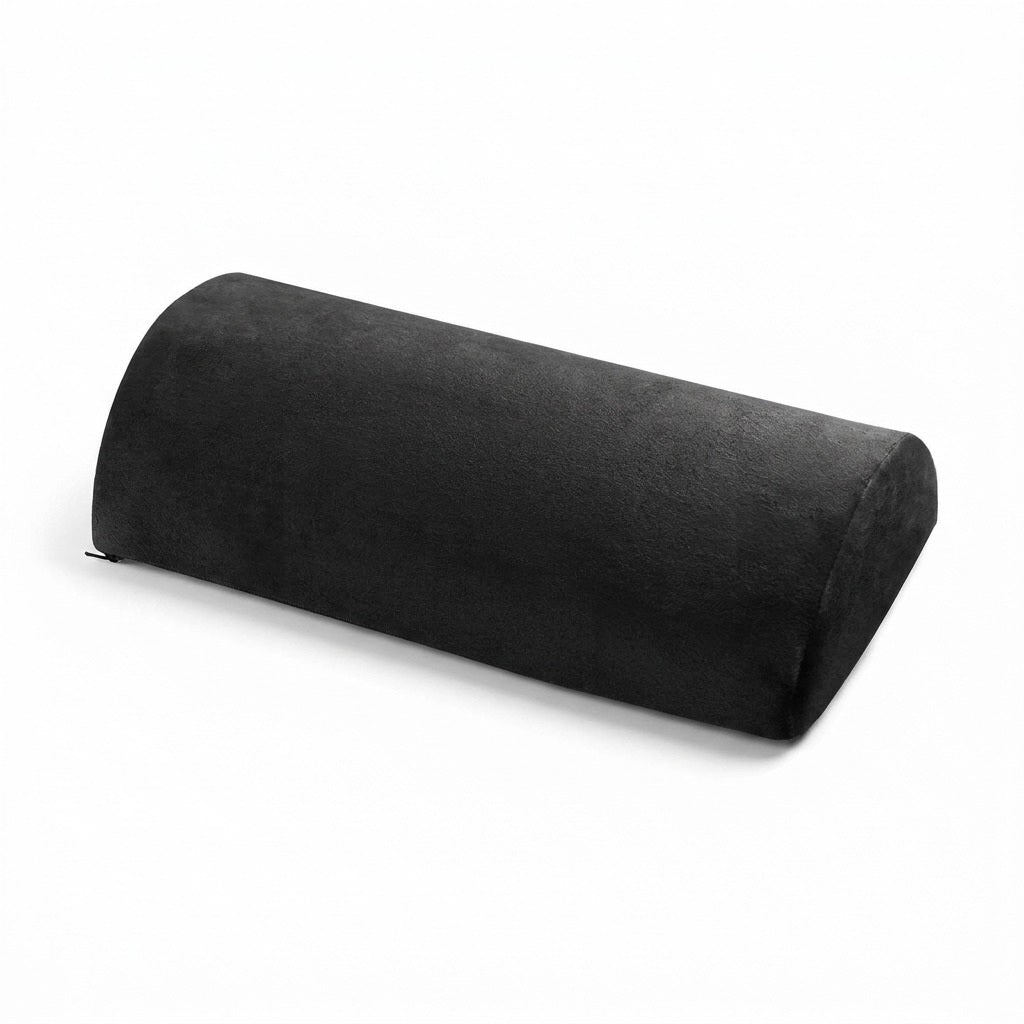 Coussin demi-lune noir à base plate, seul sur fond blanc