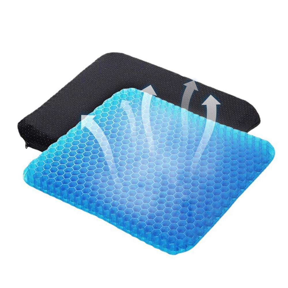 Coussin bleu carré à surface alvéolée devant une enveloppe noire zippée