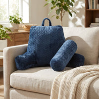 Coussin de lecture à accoudoirs bleu et son rouleau posés sur un canapé beige — mise en situation illustrative