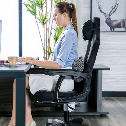 Coussin lombaire gris placé contre le dossier d’une chaise de bureau