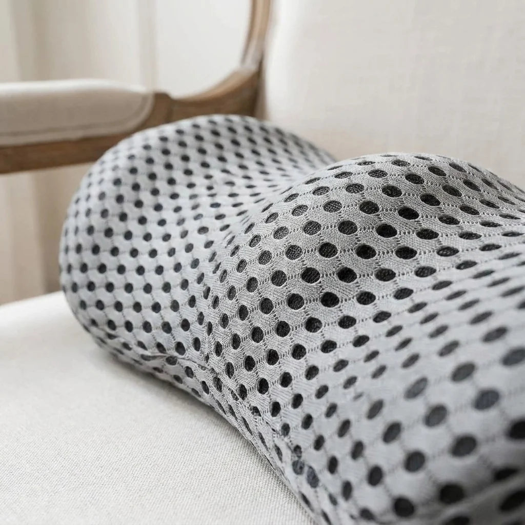 Gros plan de la maille 3D grise ajourée du coussin lombaire