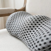 Gros plan de la maille 3D grise ajourée du coussin lombaire
