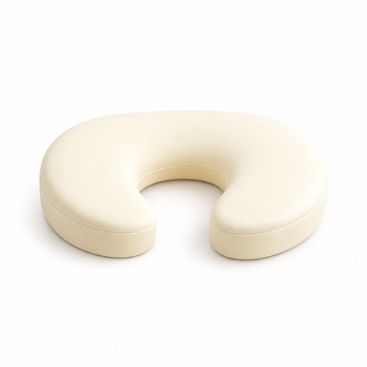 Coussin crème à ouverture centrale et bord ouvert — fond blanc retouché