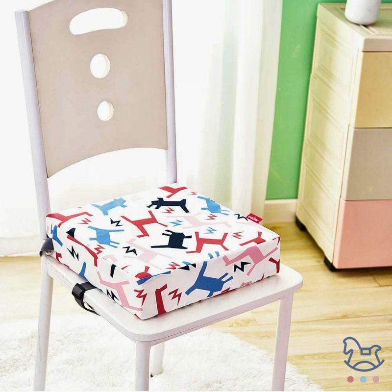 Coussin rehausseur carré à motif de chevaux colorés