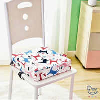 Coussin rehausseur carré à motif de chevaux colorés