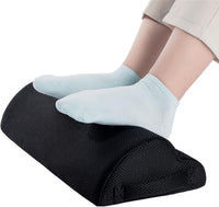Pieds en chaussettes posés sur la surface courbe d'un coussin noir