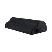 Coussin noir en demi-cylindre avec enveloppe à aspect maillé sur fond blanc