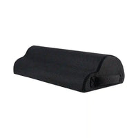Coussin noir en demi-cylindre avec enveloppe à aspect maillé sur fond blanc