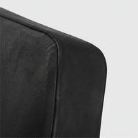 Gros plan du textile noir et de la couture du coussin lombaire