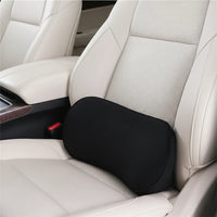 Coussin lombaire noir placé dans le creux du dossier d'un siège de voiture
