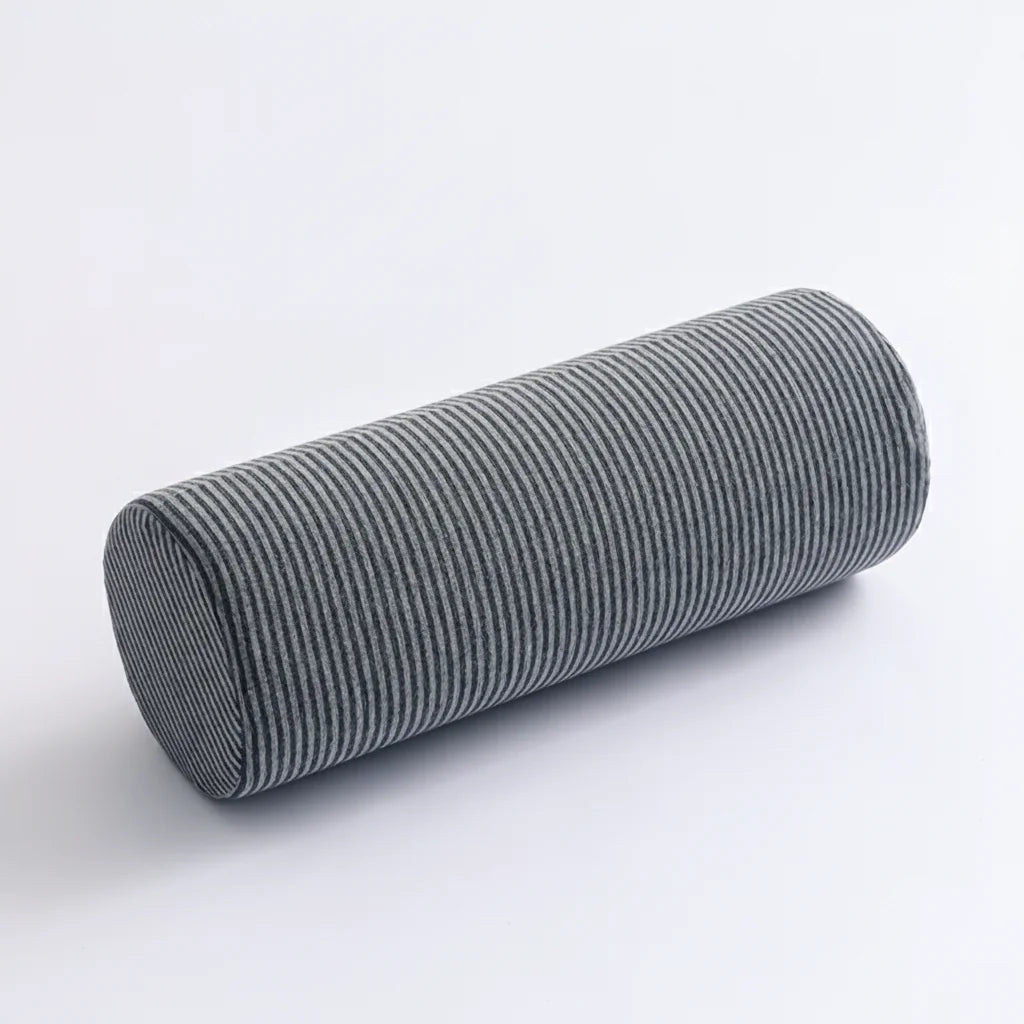 Coussin traversin cylindrique gris présenté sur fond clair