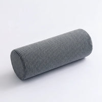 Coussin traversin cylindrique gris présenté sur fond clair
