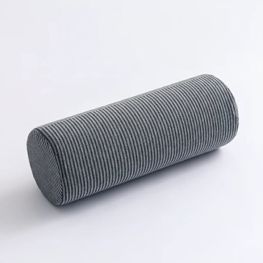 Coussin traversin cylindrique gris présenté sur fond clair
