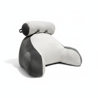 Coussin gris et blanc à dossier et appui supérieur présenté sur fond clair