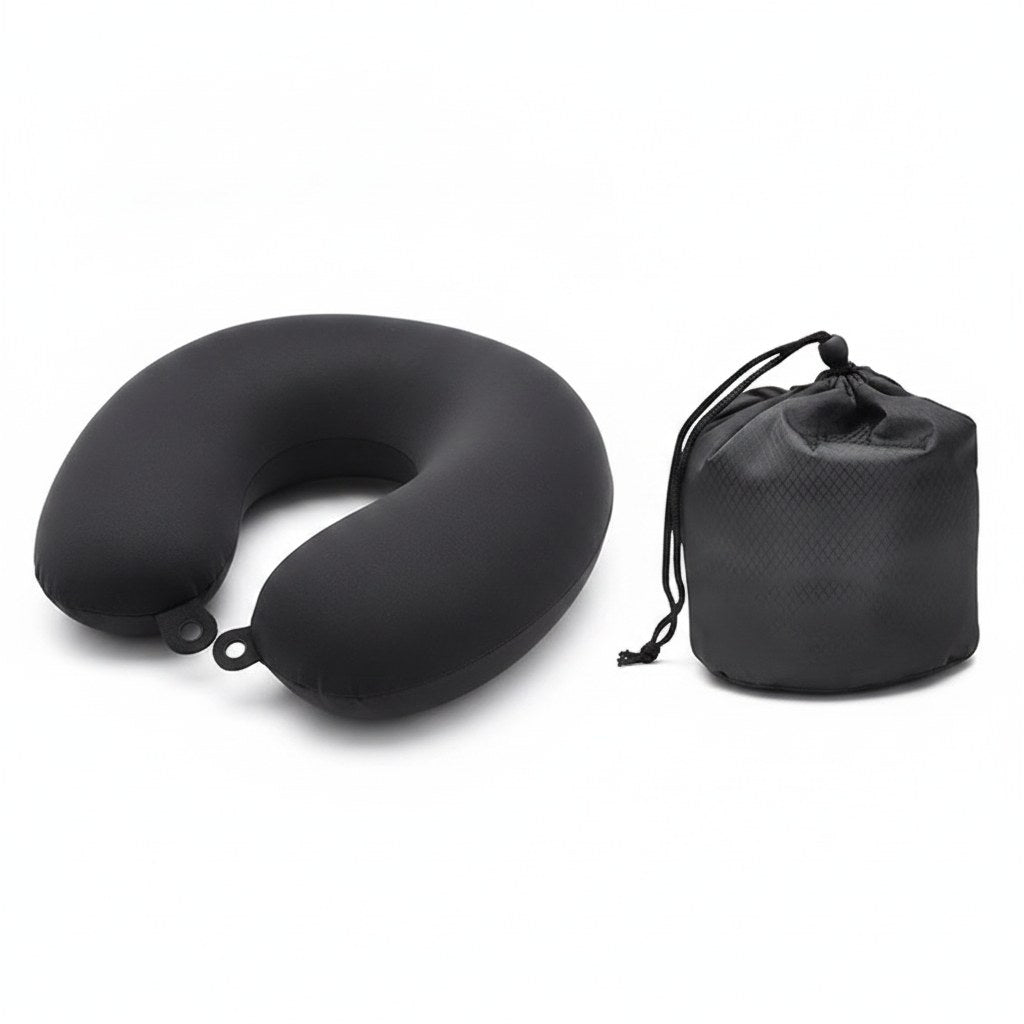 Détail d'un coussin de voyage noir en U et de sa pochette
