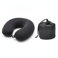 Détail d'un coussin de voyage noir en U et de sa pochette