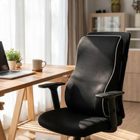 Coussin lombaire noir fixé sur une chaise de bureau