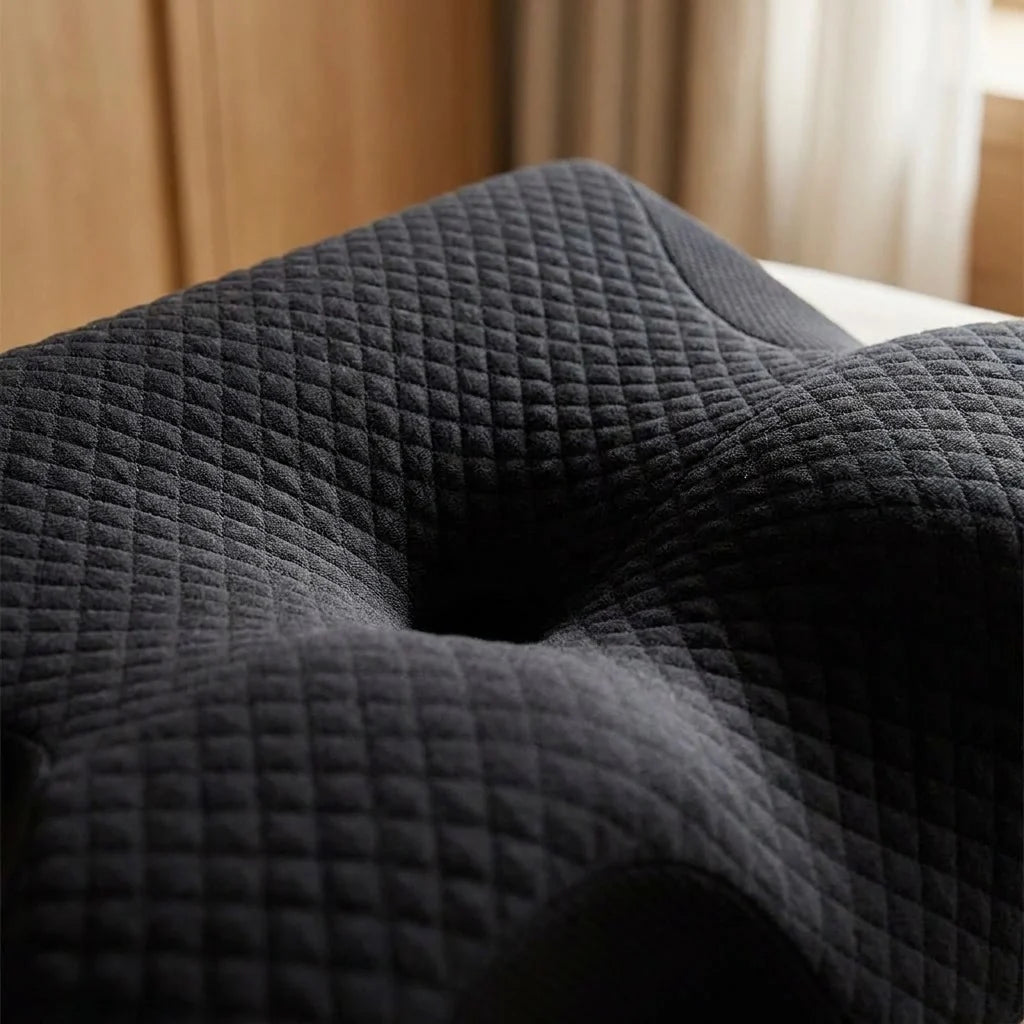 Gros plan du tissu matelassé noir et du creux central de l’oreiller DreamContour