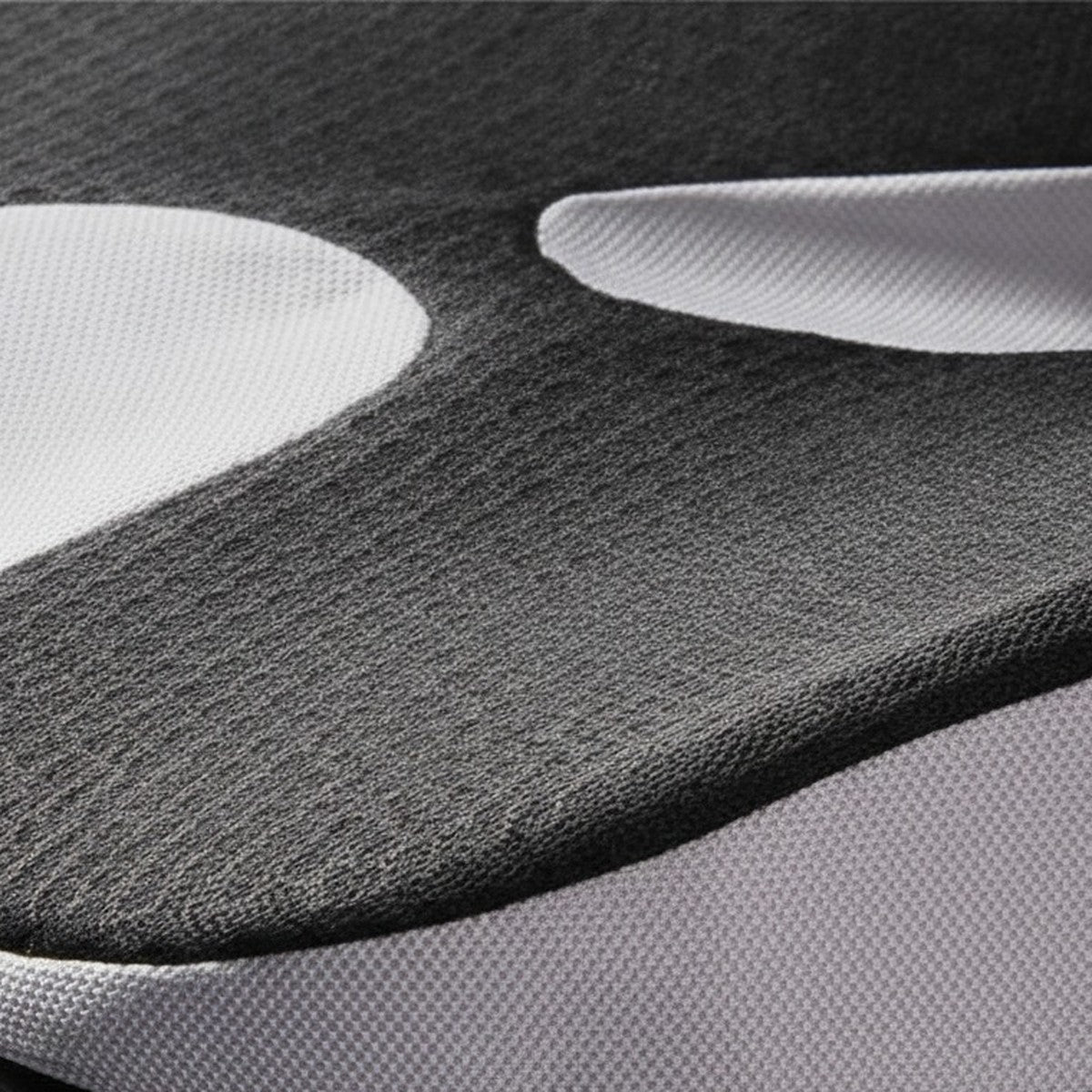 SciatiGuard gris : gros plan sur la maille du dessus et le flanc gris clair