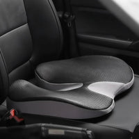 Coussin incliné ErgoDrive noir et gris clair posé sur un siège conducteur en cuir noir