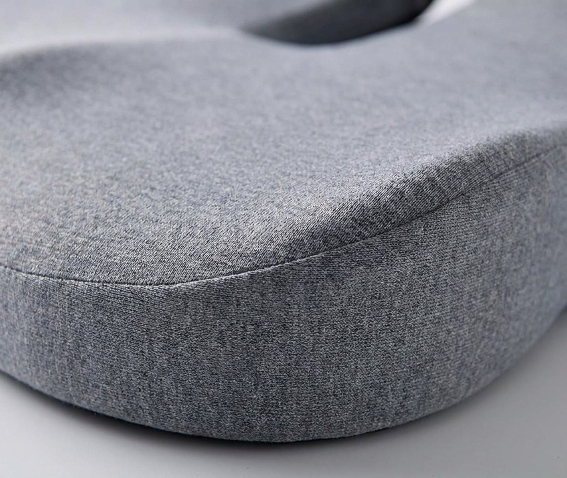 Gros plan sur la housse grise douce du coussin ErgoWrap