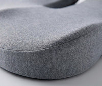 Gros plan sur la housse grise douce du coussin ErgoWrap