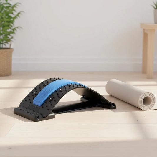 Étireur dorsal courbe posé sur un tapis et un sol en bois