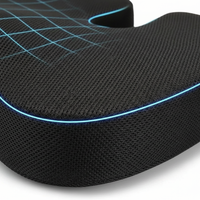 Gros plan sur le revêtement textile noir du coussin et son liseré bleu