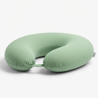 Coussin d'allaitement gris en forme de U présenté sur fond clair