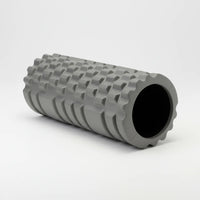 Détail de la surface quadrillée d'un rouleau cylindrique gris