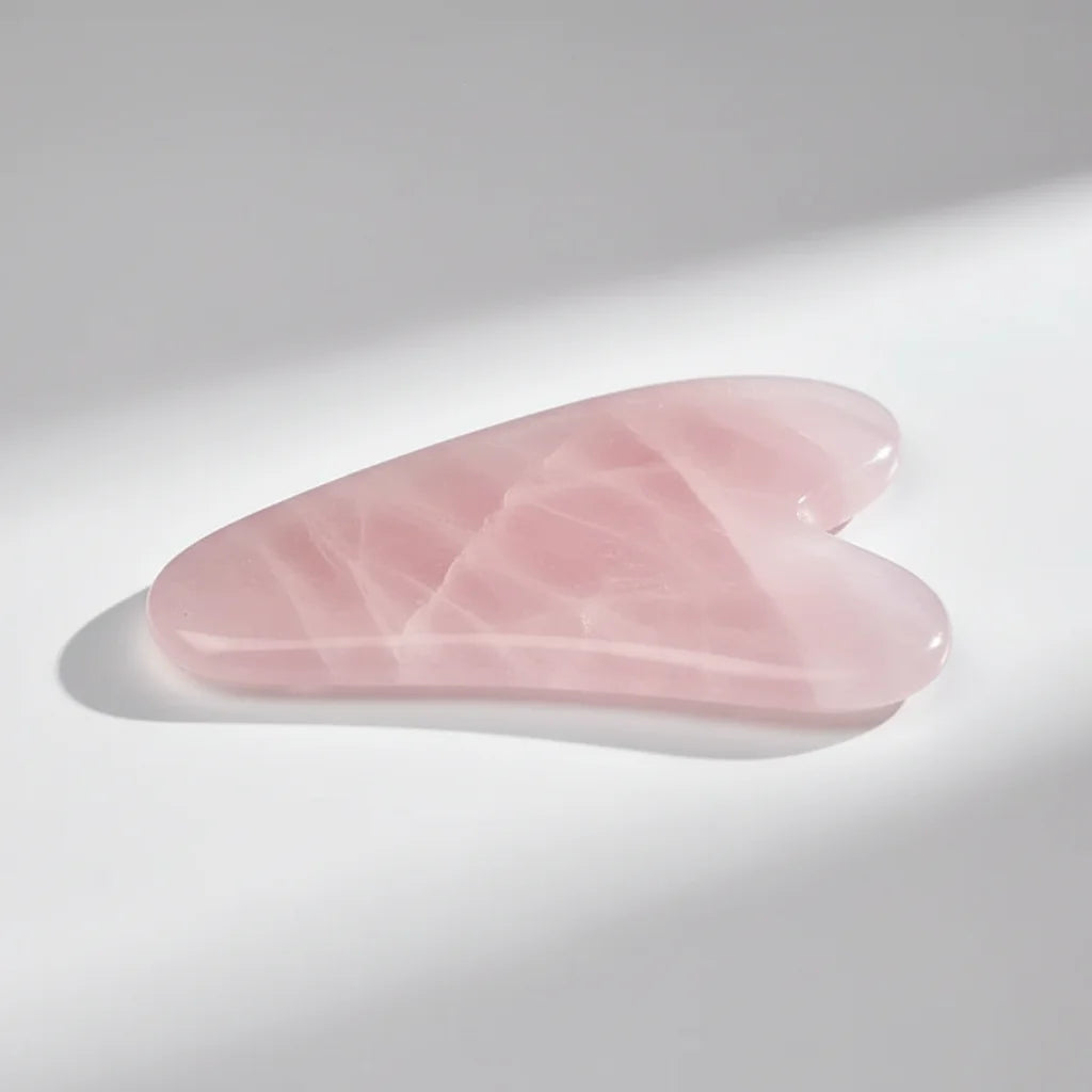 Détail pierre quartz rose gua sha | Ergosia