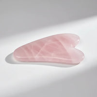 Détail pierre quartz rose gua sha | Ergosia