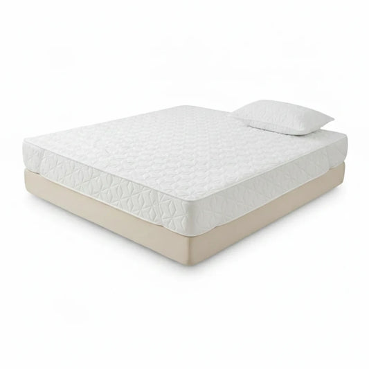 Protège-matelas blanc matelassé installé sur un lit