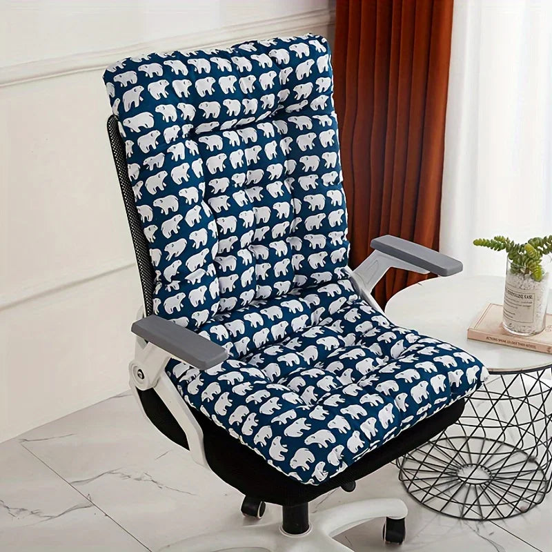Galette matelassée bleue à motifs d'ours blancs couvrant l'assise et le dossier d'une chaise