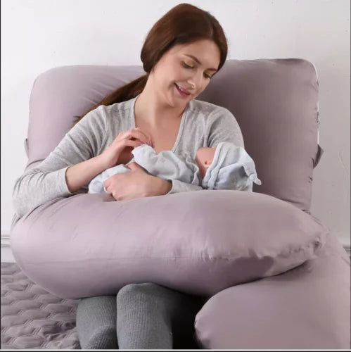 Coussin de grossesse gris en U utilisé pendant l'allaitement