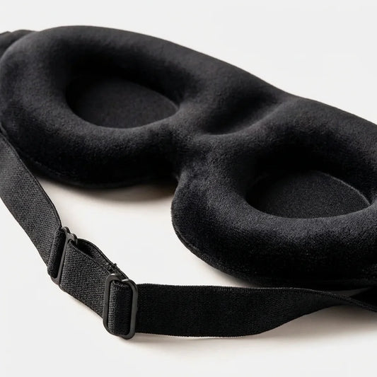 Détail de l’intérieur creusé et de la boucle du bandeau du masque noir